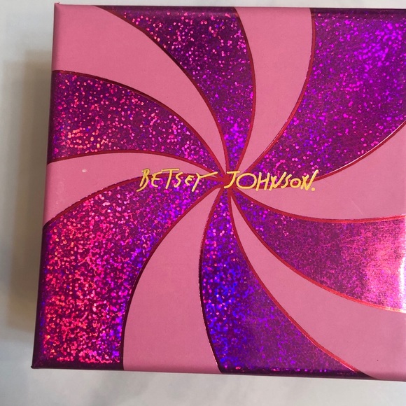 Betsey Johnson Gold Tone Snowflake Stud Earrings Crystal Accents NIB - Picture 11 of 11